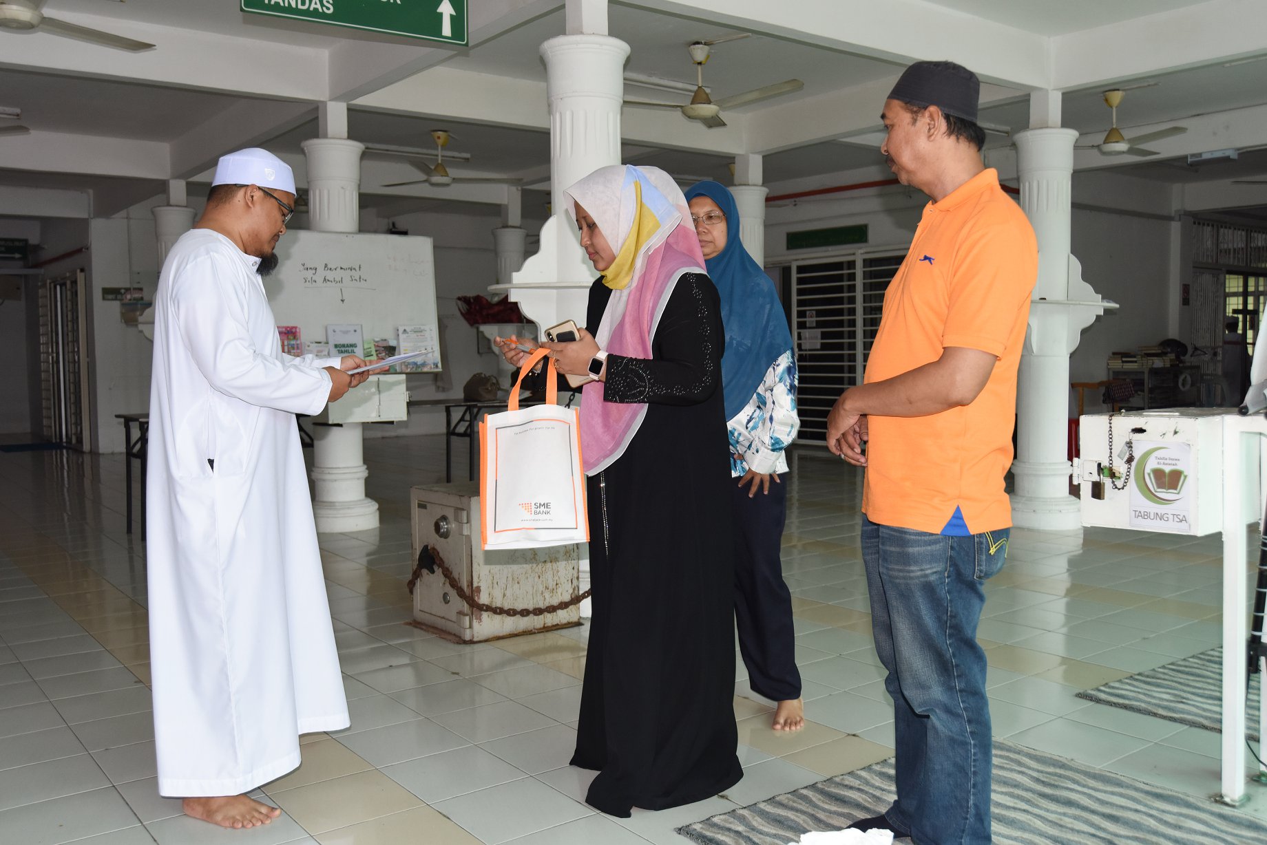 SME Bank Sumbang Bubur Lambuk kepada Surau Al-Aziziah, AU1 Keramat
